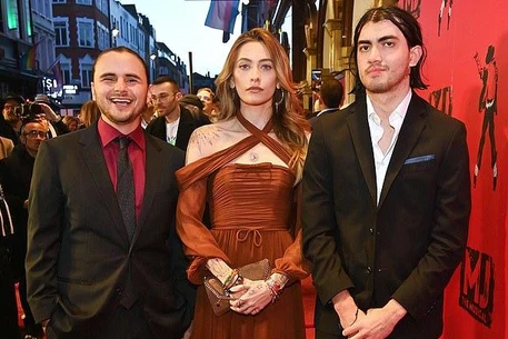 Пэрис Джексон вызвала ажиотаж среди фанатов в пятницу, поделившись редким снимком с матерью Дебби Роу