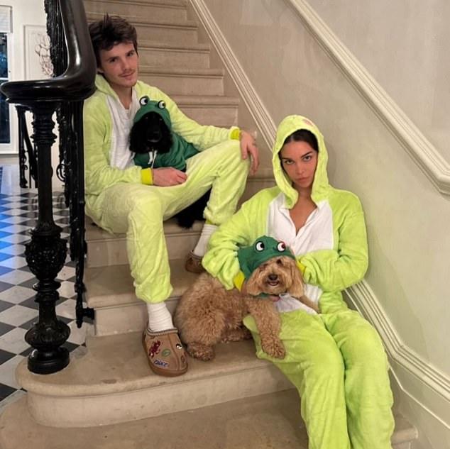 Круз Бекхэм назвал «Главу группы Spice» Джеки Апостол причиной успеха своей группы, признавшись, что его девушка является «движущей силой» его карьеры