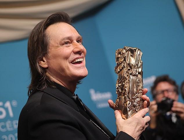 Появление Джима Керри на 51-й церемонии вручения премии «Сезар» вызвало недоумение у поклонников