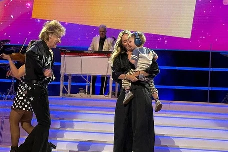 Сэр Род Стюарт восхитил поклонников, пригласив дочь Руби на сцену для трогательного дуэта