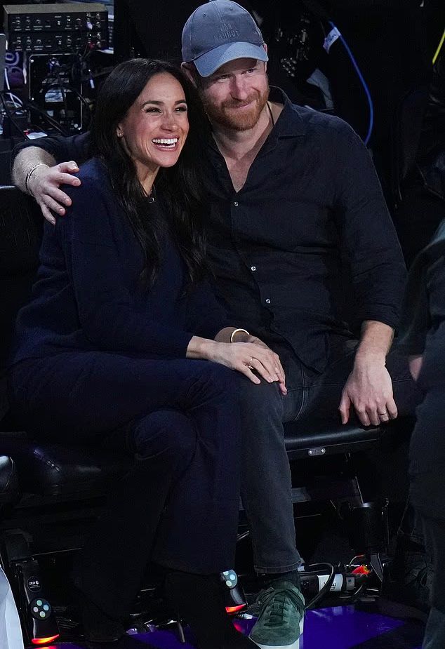 Меган Маркл управляет свиданием с принцем Гарри: эксперты раскрыли тайные сигналы пары на баскетбольном матче