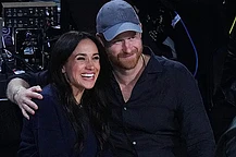 Меган Маркл управляет свиданием с принцем Гарри: эксперты раскрыли тайные сигналы пары на баскетбольном матче