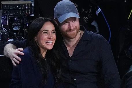 Меган Маркл управляет свиданием с принцем Гарри: эксперты раскрыли тайные сигналы пары на баскетбольном матче