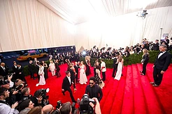 Met Gala 2026: объявлен дресс-код и первые скандалы. Почему фанаты призывают бойкотировать «модный Оскар»?