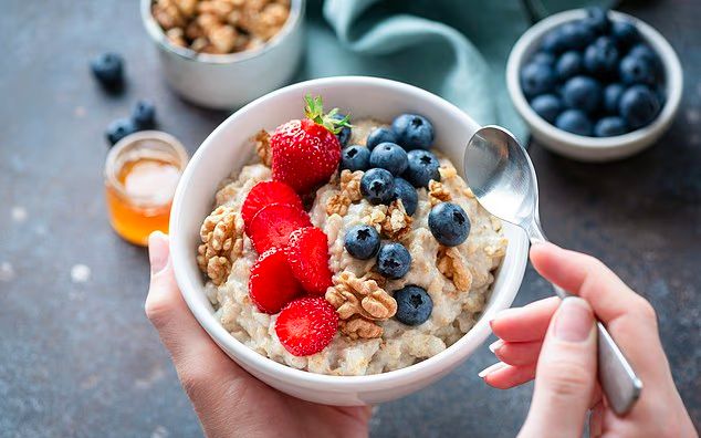 Завтрак чемпионов: почему тарелка овсянки по утрам — ваш секрет долголетия, стройности и сияющей кожи