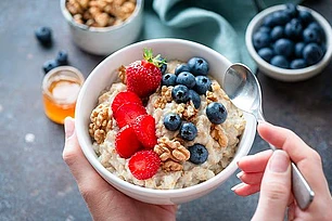 Завтрак чемпионов: почему тарелка овсянки по утрам — ваш секрет долголетия, стройности и сияющей кожи