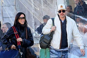 Брэд Питт и Инес де Рамон вышли в свет в Греции: пара больше не скрывает свой роман