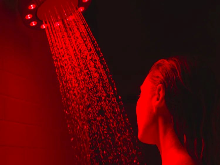 Душ в темноте: странный тренд, который поможет вам спать как младенец