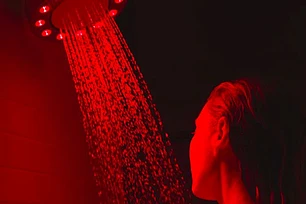 Душ в темноте: странный тренд, который поможет вам спать как младенец