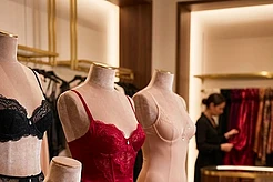 Что подарить себе: идеи для обновления гардероба