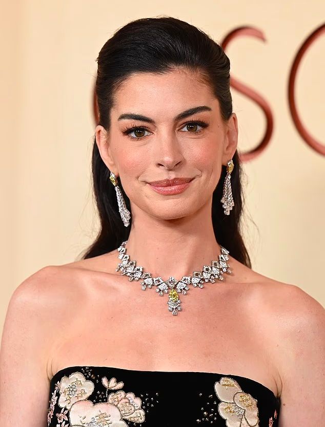 Конец эпохи «перекачанных» лиц: хирурги раскрыли новый стандарт красоты на красной дорожке «Оскара»