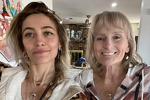 Воссоединение матери и дочери: Пэрис Джексон сфотографировалась с Дебби Роу