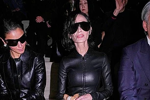 Деми Мур произвела фурор на показе Gucci со своей собакой