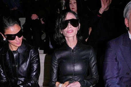 Деми Мур произвела фурор на показе Gucci со своей собакой