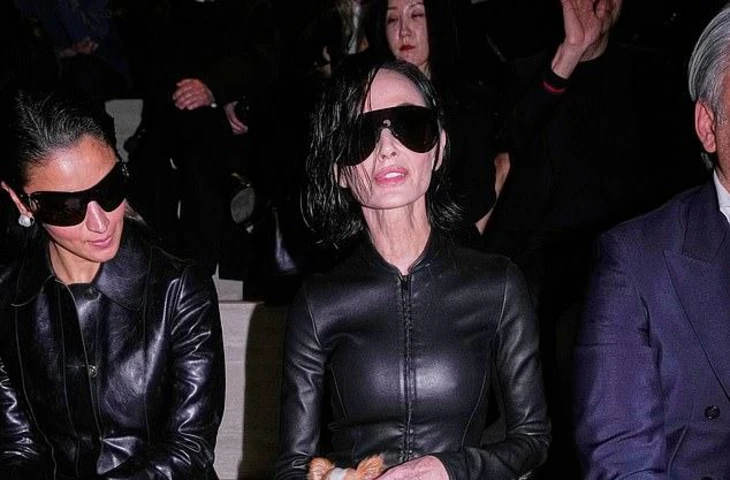 Деми Мур произвела фурор на показе Gucci со своей собакой