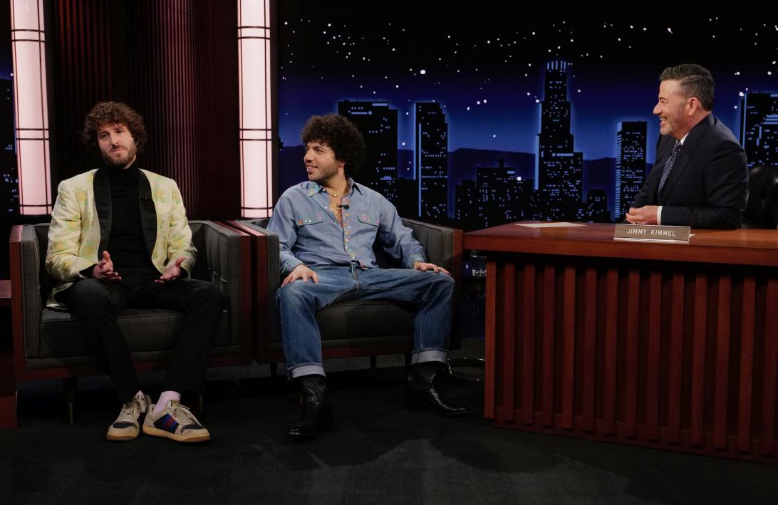 Спустя несколько дней после того, как интернет взорвался из-за грязных ступней Бенни Бланко, он защитил свою личную гигиену в эфире шоу «Jimmy Kimmel Live»