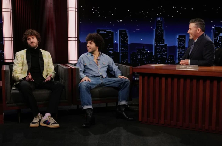 Спустя несколько дней после того, как интернет взорвался из-за грязных ступней Бенни Бланко, он защитил свою личную гигиену в эфире шоу «Jimmy Kimmel Live»