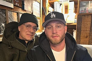 Сын Тома Хэнкса, Чет Хэнкс, обратился в социальные сети с драматической мольбой о помощи, утверждая, что он застрял за границей без действующего американского паспорта