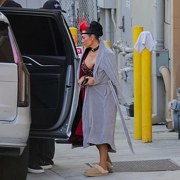 Ким Кардашьян заметили в образе, полностью усыпанном драгоценностями, на съемках ее нового фильма на этой неделе