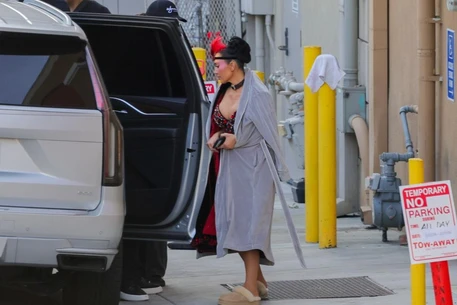 Ким Кардашьян заметили в образе, полностью усыпанном драгоценностями, на съемках ее нового фильма на этой неделе