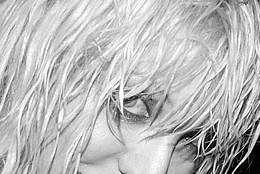 В эпоху Instagram, Facebook и Snapchat порой трудно вспомнить время, когда все светские события не документировались в реальном времени для всеобщего обозрения