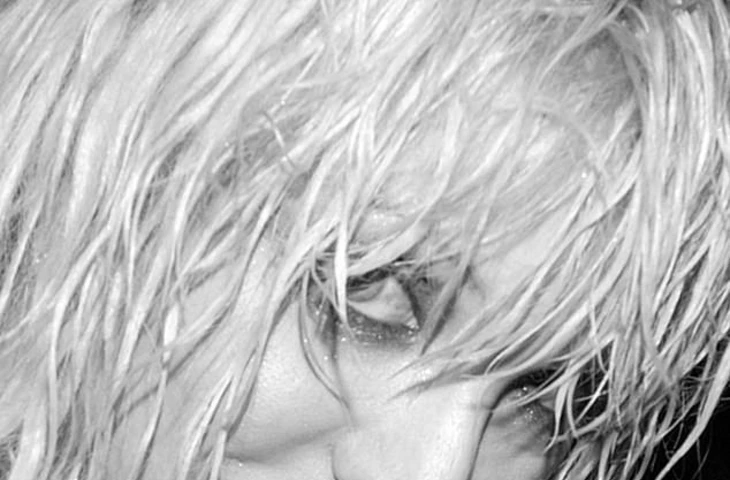 В эпоху Instagram, Facebook и Snapchat порой трудно вспомнить время, когда все светские события не документировались в реальном времени для всеобщего обозрения