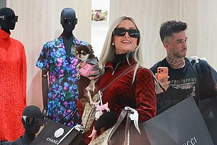 Париж Хилтон на шопинге в Gucci во время Недели моды в Милане