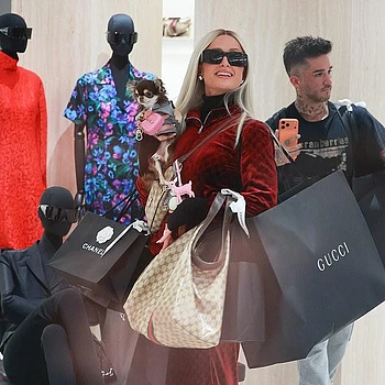 Париж Хилтон на шопинге в Gucci во время Недели моды в Милане