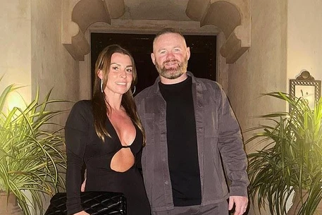 ‘Помятый’ Уэйн Руни, как сообщается, веселился до раннего утра с двумя таинственными женщинами на вечеринке перед BRITs в Манчестере в субботу