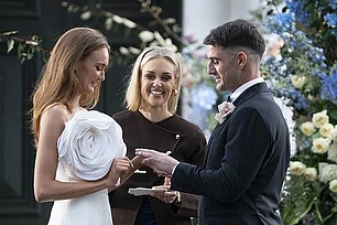 Брук Кромптон распрощалась с браком и продала свое свадебное платье