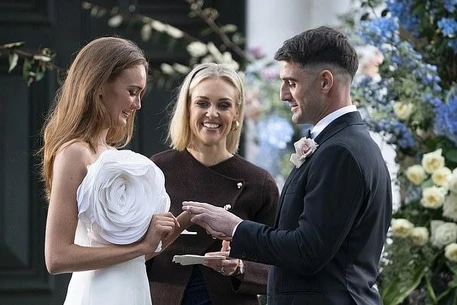 Брук Кромптон распрощалась с браком и продала свое свадебное платье