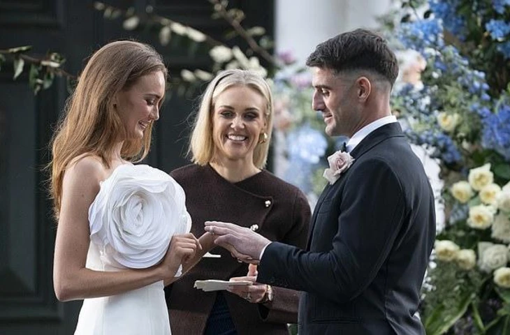 Брук Кромптон распрощалась с браком и продала свое свадебное платье