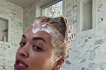 Рита Ора удивила соцсети откровенными снимками из ванной