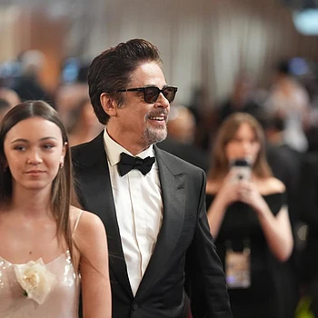 Редко появляющаяся на публике дочь Бенисио Дель Торо стала его спутницей на церемонии SAG Actor Awards 2026 в воскресенье