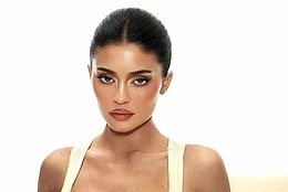 Кайли Дженнер едва сдерживала пышные формы в бледно-желтом бюстгальтере во время воскресной фотосессии для своей косметической линии