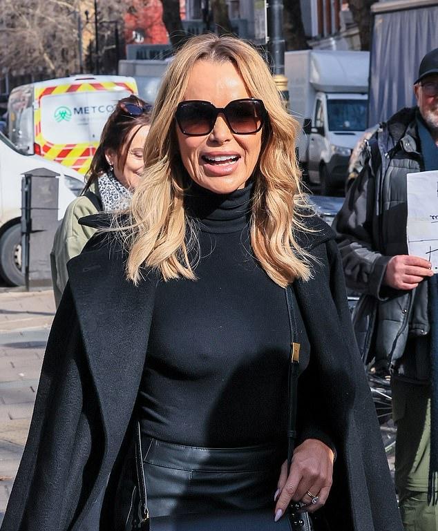 Аманда Холден произвела фурор на выходе из студии Herat FM