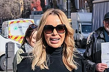 Аманда Холден произвела фурор на выходе из студии Herat FM