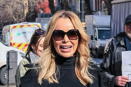 Аманда Холден произвела фурор на выходе из студии Herat FM