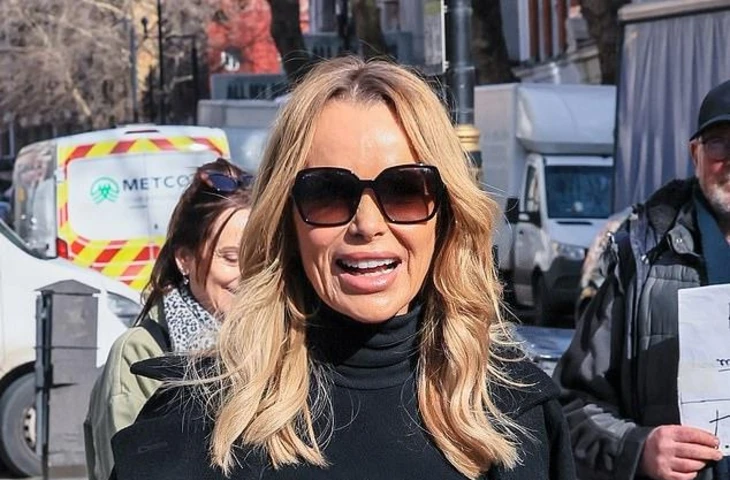 Аманда Холден произвела фурор на выходе из студии Herat FM