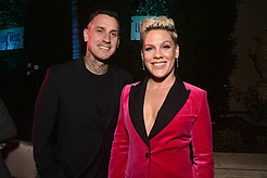 Пинк тонко намекнула на слухи о разводе с Кэри Хартом во время эфира «Шоу Келли Кларксон»