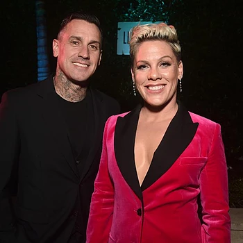 Пинк тонко намекнула на слухи о разводе с Кэри Хартом во время эфира «Шоу Келли Кларксон»