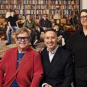 Портрет сэра Элтона Джона и его семьи представлен в Лондонской Национальной портретной галерее