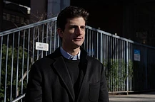 Джек Шлоссберг снова обрушился с критикой на Райана Мерфи за его сериал Hulu «История любви», который повествует о романе покойного Джона Ф. Кеннеди-младшего и Кэролайн Бессетт