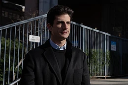 Джек Шлоссберг снова обрушился с критикой на Райана Мерфи за его сериал Hulu «История любви», который повествует о романе покойного Джона Ф. Кеннеди-младшего и Кэролайн Бессетт