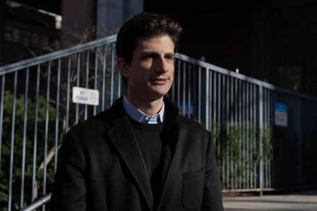 Джек Шлоссберг снова обрушился с критикой на Райана Мерфи за его сериал Hulu «История любви», который повествует о романе покойного Джона Ф. Кеннеди-младшего и Кэролайн Бессетт