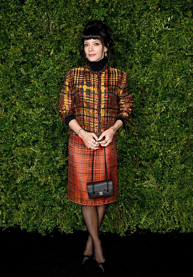 Лили Аллен оказалась в неловком положении, случайно прорекламировав мошенника, перепродававшего поддельные билеты на ее концерт в Глазго