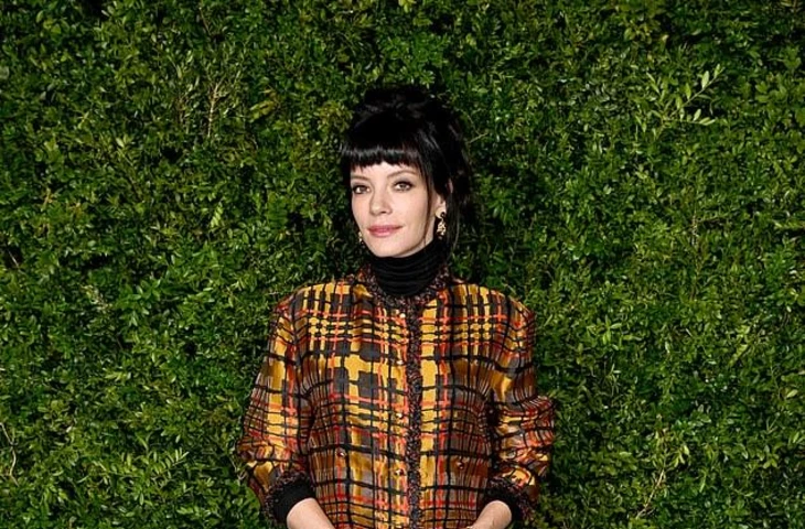 Лили Аллен оказалась в неловком положении, случайно прорекламировав мошенника, перепродававшего поддельные билеты на ее концерт в Глазго