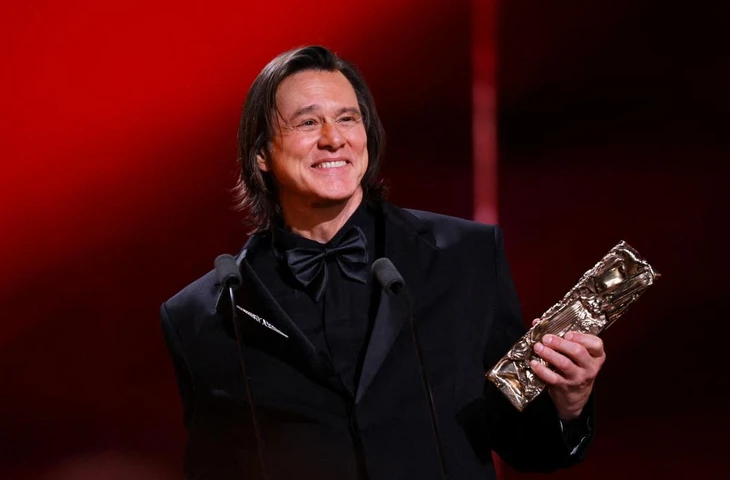 Пластический хирург предполагает, что новая внешность Джима Керри была достигнута с помощью «серьезной хирургической трансформации», стоимость которой превышает 60 000 долларов