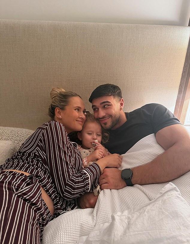 Молли-Мэй Хейг поделилась трогательными снимками, демонстрируя растущий живот и готовясь к пополнению в семье