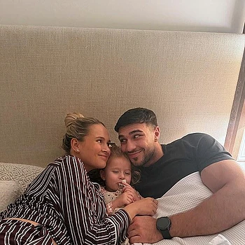 Молли-Мэй Хейг поделилась трогательными снимками, демонстрируя растущий живот и готовясь к пополнению в семье